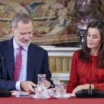 Los Reyes Felipe VI y Letizia en la presentación de los miembros del Patronato de la Fundación Princesa de Girona en el Palacio Real en diciembre de 2023
