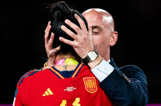 El polémico beso de Luis Rubiales a Jenni Hermoso