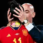 El polémico beso de Luis Rubiales a Jenni Hermoso