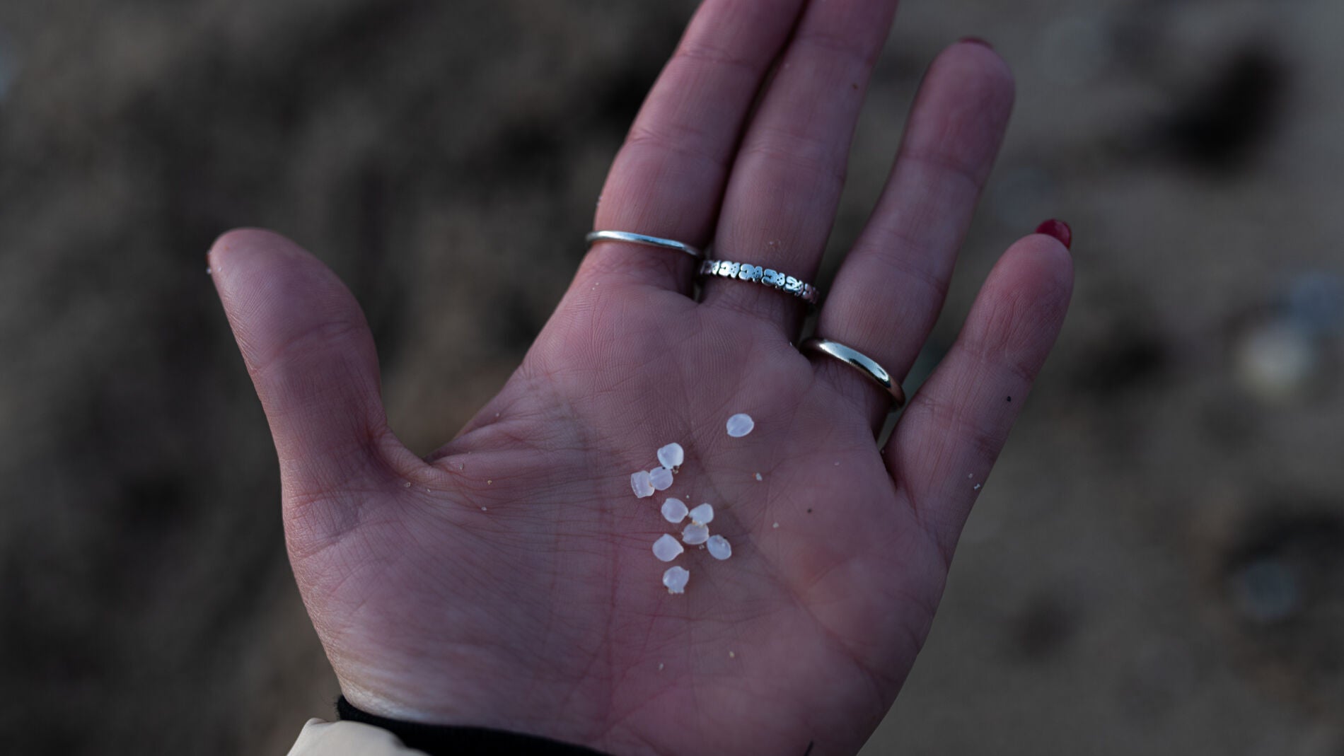 La Fiscalía de Medio Ambiente abre diligencias por el vertido de 'pellets' de plástico en la costa gallega