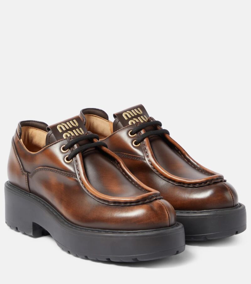 Zapatos clásicos con cordones.