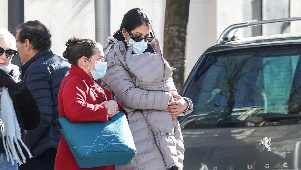 Gabriela Guillén con su madre y su hijo en Madrid