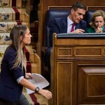 Míriam Nogueras portavoz del partido Junts per Catalunya pasa junto a Pedro Sanchez durante el pleno de investidura en el Congreso de los Diputados. © Alberto R. Roldán / Diario La Razón. 15 11 2023
