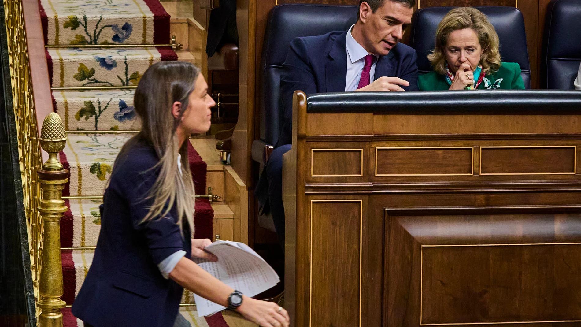 Míriam Nogueras portavoz del partido Junts per Catalunya pasa junto a Pedro Sanchez durante el pleno de investidura en el Congreso de los Diputados. © Alberto R. Roldán / Diario La Razón. 15 11 2023