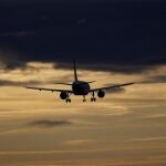 Un avión despega desde el aeropuerto de Bilbao