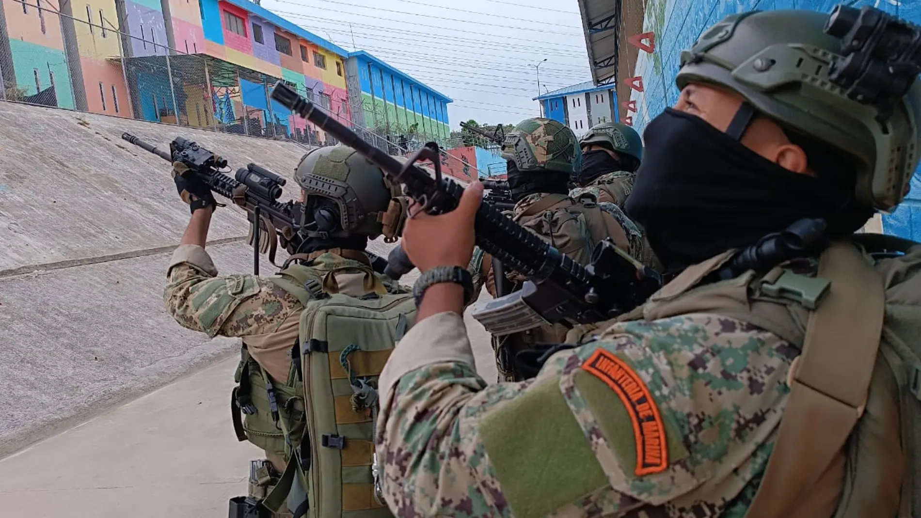 QUI01. GUAYAQUIL (ECUADOR) 08/01/2024.-. Fotografía cedida hoy por las Fuerzas Armadas de Ecuador que muestra a soldados de Infantería de Marina mientras realizan un operativo tras un motín en la Cárcel Regional del Litoral, en Guayaquil (Ecuador). El presidente de Ecuador, Daniel Noboa, decretó este lunes un estado de excepción, el primero desde que inició su mandato el pasado 23 de noviembre, tras una serie de motines en al menos seis cárceles del país, que implicó la retención de guardias ...