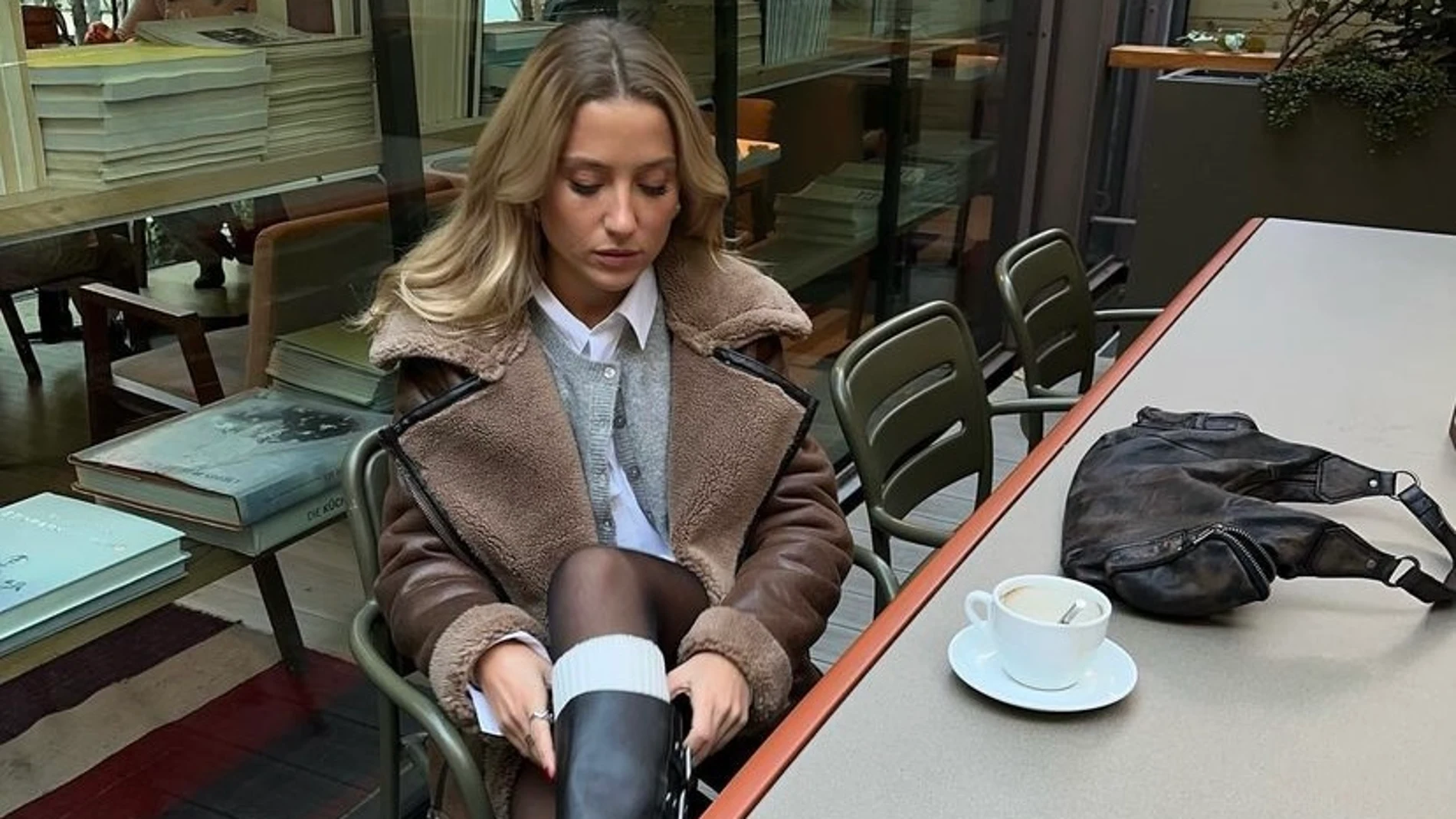 Así se lleva en el streetstyle las botas altas con calentadores.