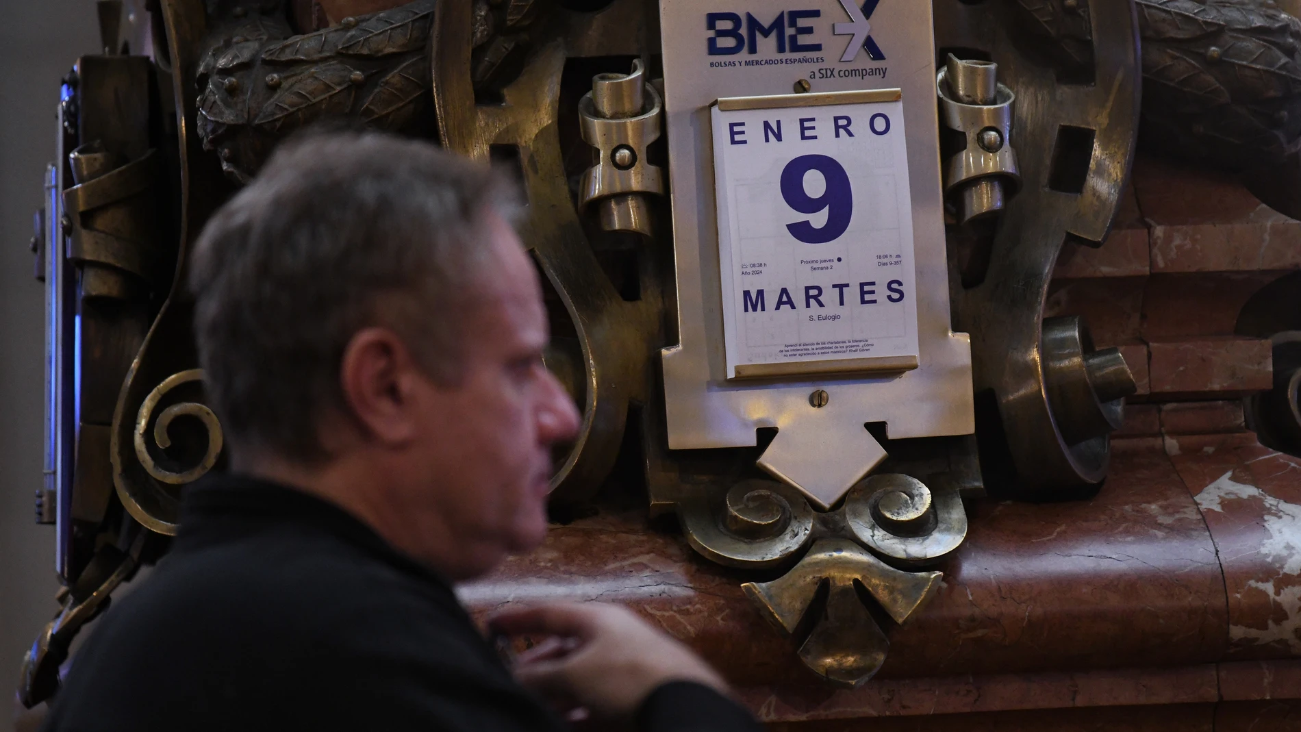 Calendario a día 9 de enero, en el Palacio de la Bolsa, a 9 de enero de 2024, en Madrid (España). El Ibex 35, el principal indicador del mercado español, ha iniciado la sesión de hoy con un retroceso del 0,59%, lo que ha llevado al selectivo hasta los 10.149,2 puntos, en una jornada en la que los mercados estarán pendientes de Grifols tras el informe de Gotham City Research. 09 ENERO 2024;MADRID;PALACIO DE LA BOLSA;IBEX 35;GRIFOLS Fernando Sánchez / Europa Press 09/01/2024