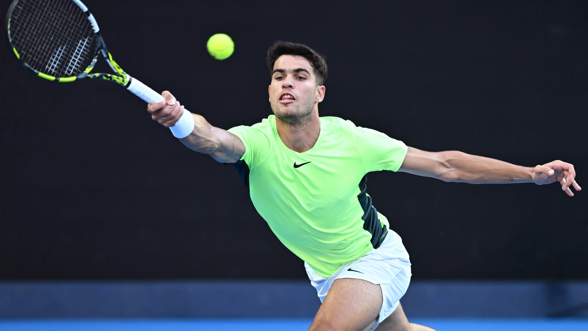 Carlos Alcaraz of Spain in action against Alex De Minaur of Australia during a charity tennis match ahead of the Australian Open, at Rod Laver Arena in Melbourne, Wednesday, January 10, 2024. (AAP Image/Joel Carrett) NO ARCHIVING AAPIMAGE / DPA 10/01/2024 ONLY FOR USE IN SPAIN