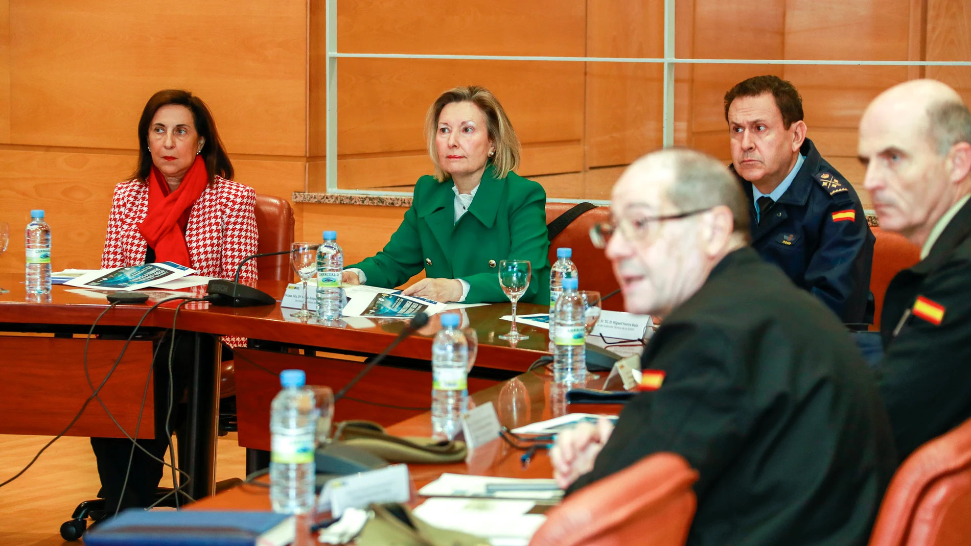 Margarita Robles y Amparo Valcarce en el INTA