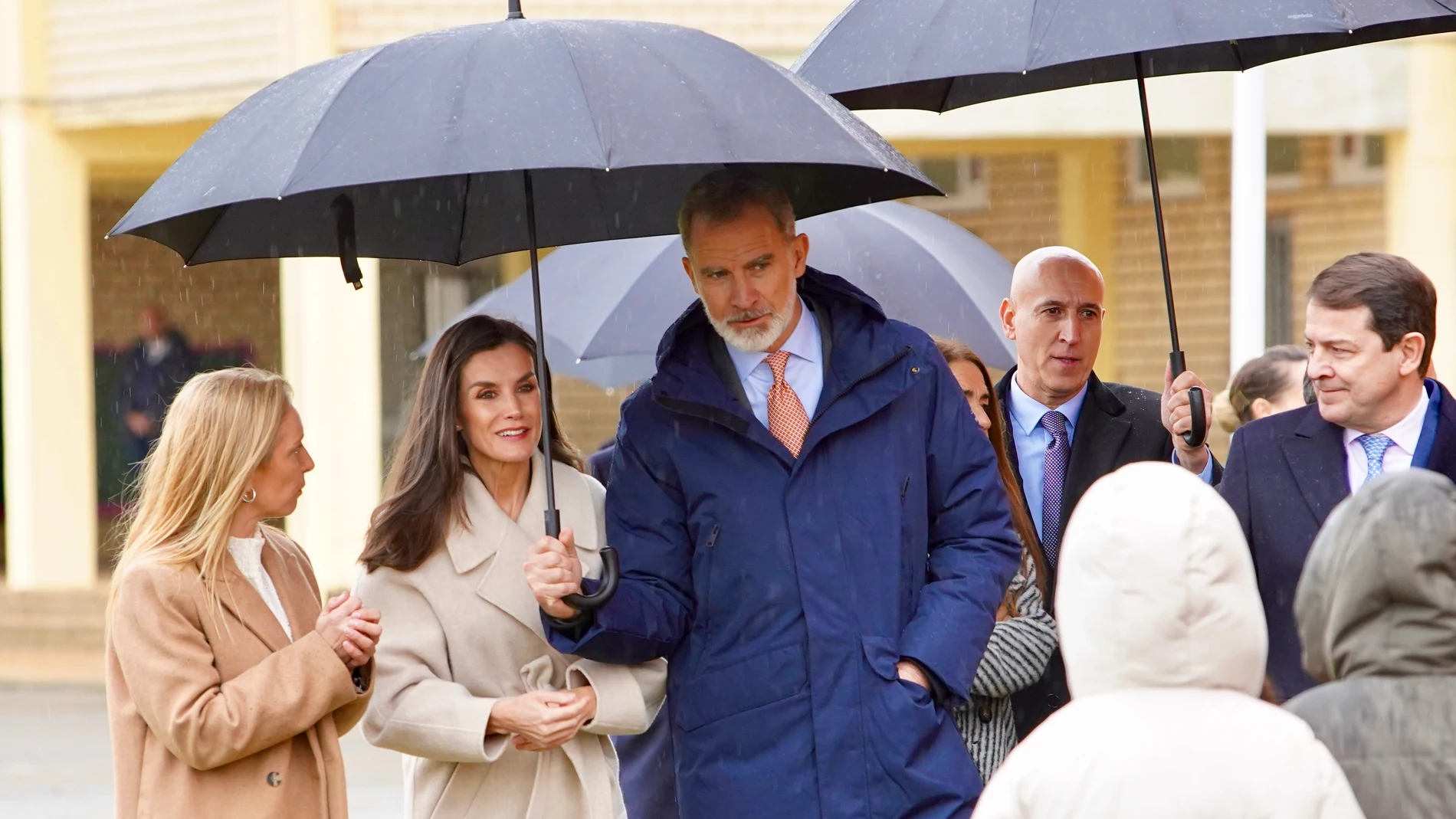 Los Reyes conversan con un grupo de alumnos del Colegio de Educación Infantil y Primaria Gumersindo Azcárate de León, en presencia, entre otros, del presidente Alfonso Fernández Mañueco
