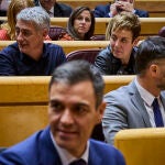 El pleno del Congreso, reunido excepcionalmente en el Senado, debate la convalidación de tres decretos del Gob