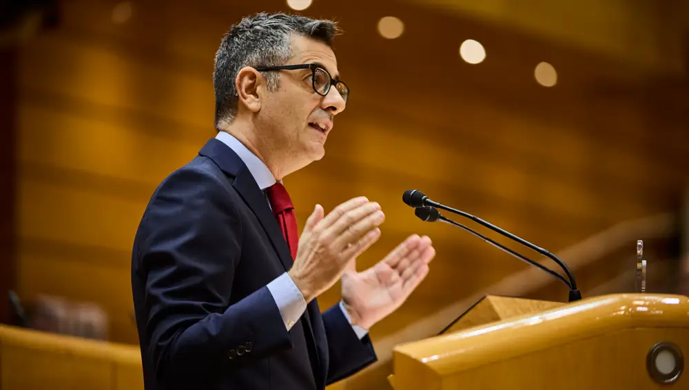 El pleno del Congreso, reunido excepcionalmente en el Senado, debate la convalidación de tres decretos del Gob