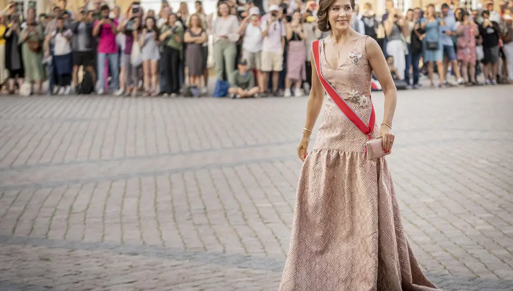 Copenhagen (Denmark), 15/06/2023.- (FILE) - Denmark's Crown Princess Mary arrives for a dinner on the occasion of the Norwegian royal couple's official visit to Denmark, at Amalienborg Castle in Copenhagen, Denmark, 15 June 2023 (reissued 08 January 2024). Denmark's Queen Margrethe II announced in her New Year's speech on 31 December 2023 that she would abdicate on 14 January 2024, the 52nd anniversary of her accession to the throne. Her eldest son, Crown Prince Frederik, is set to succeed his mother on the Danish throne as King Frederik X. His Australian-born wife, Crown Princess Mary, will become Queen of Denmark. (Dinamarca, Copenhague) EFE/EPA/MADS CLAUS RASMUSSEN DENMARK OUT
