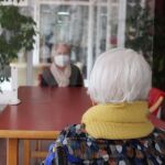 Dos personas mayores en un centro residencial