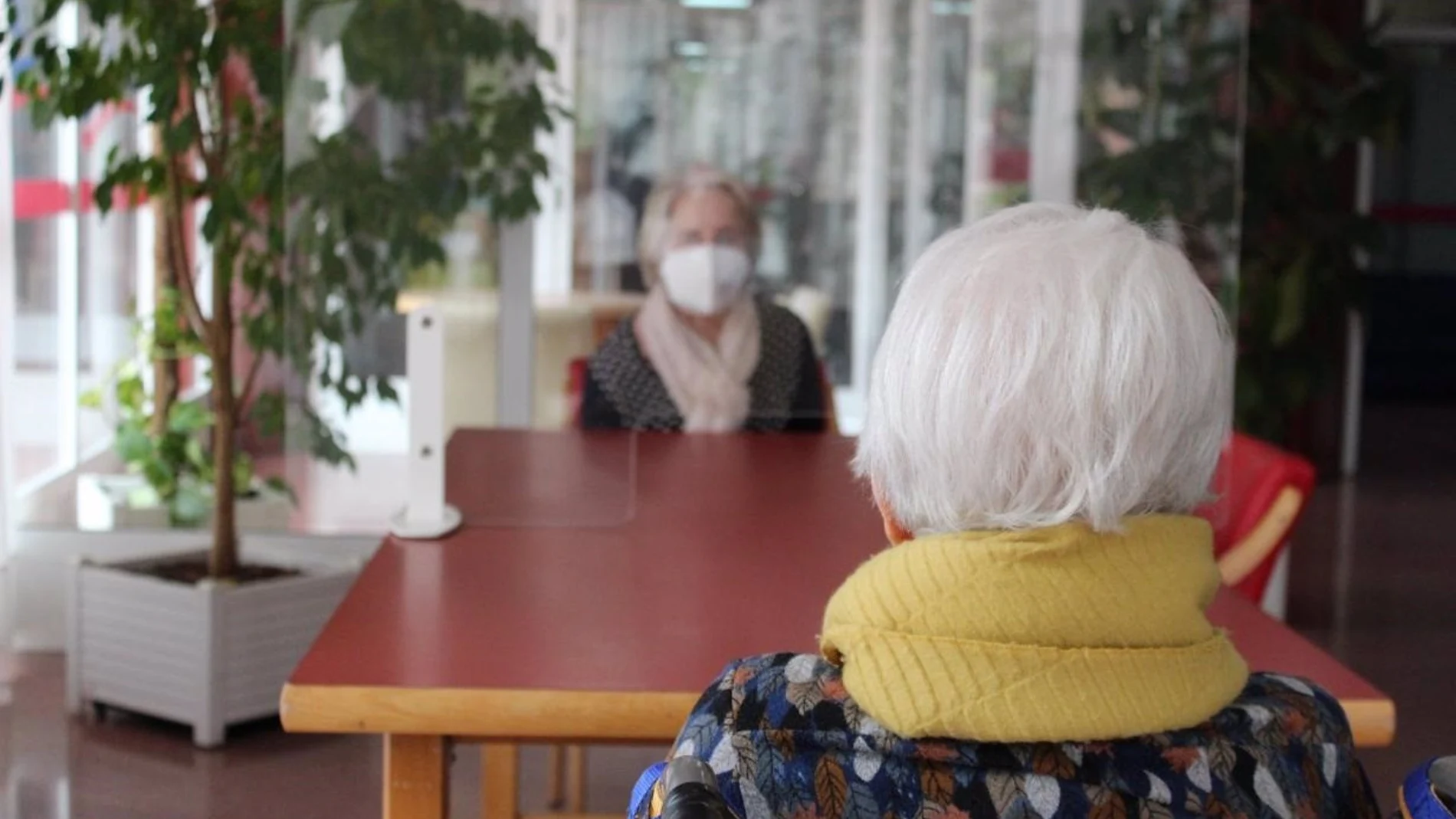 Dos personas mayores en un centro residencial