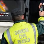 Un agente de la Guardia Civil realiza una prueba de control de alcoholemia a un conductor
