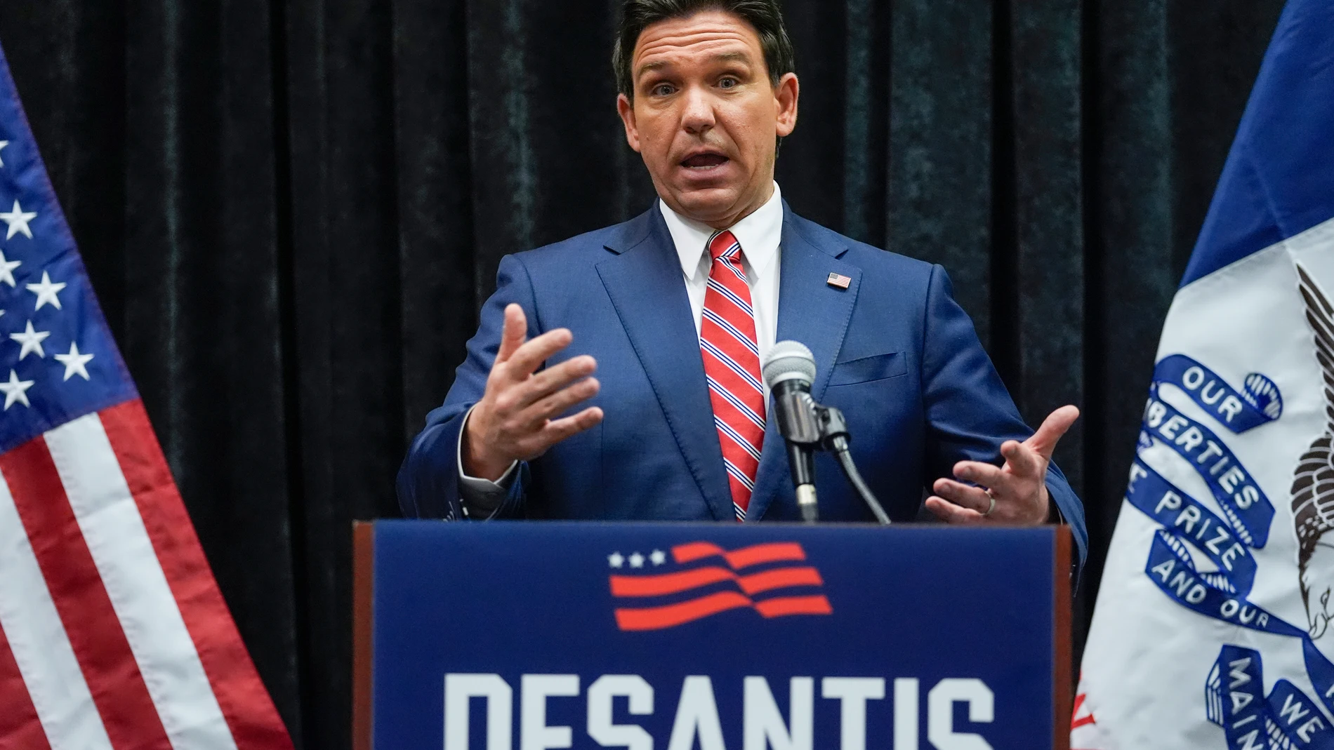 El gobernador de Florida, Ron DeSantis, en un mitin en Des Moines (Iowa)