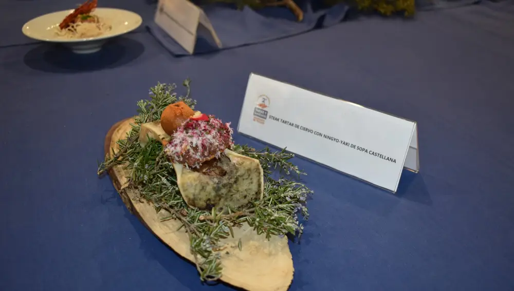 Tapa de 'Steak tartar de ciervo con ningyo-yaki de sopa castellana' de Taberna Majareta