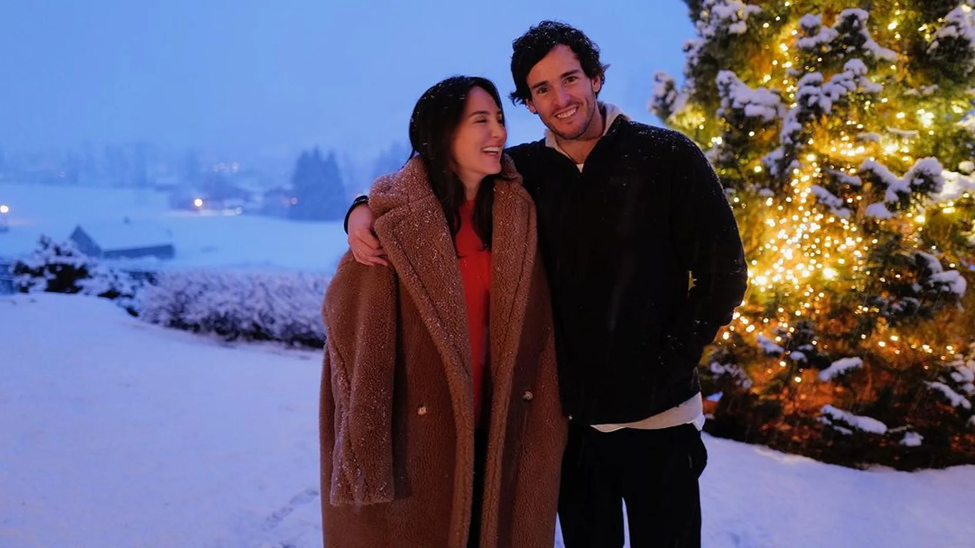 Tamara Falcó con look muy abrigado para la nieve.