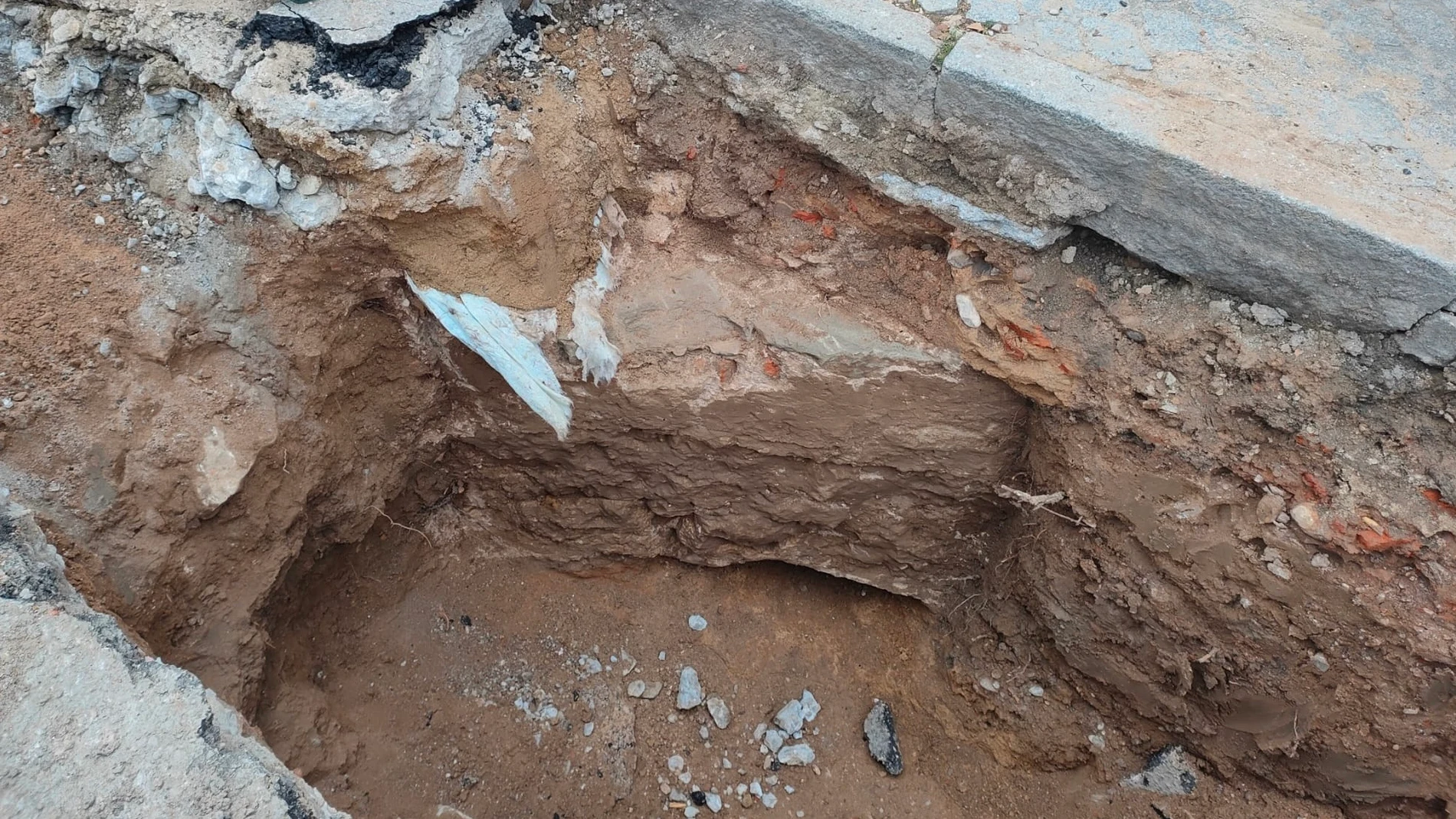 Los trabajos de peatonalización en el extremo oeste del casco histórico han permitido descubrir parte de la muralla medieval. AYUNTAMIENTO DE ALCALÁ 10/01/2024