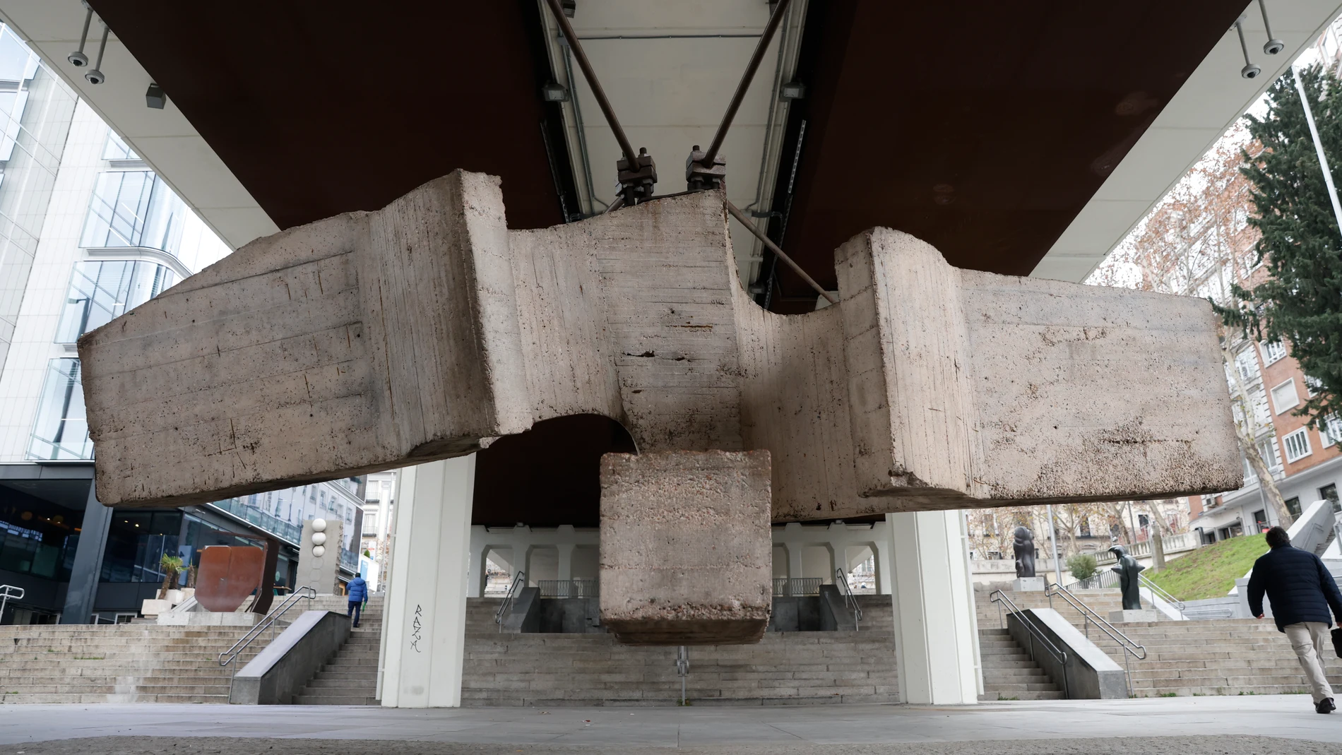 MADRID, 09/01/2024.- La extensa trayectoria del escultor Eduardo Chillida, de cuyo nacimiento se cumplen este miércoles 100 años, ha dejado una huella visible en todo el mundo, no solo en las colecciones privadas y en museos, sino en el espacio público. Obras del artista vasco se pueden encontrar en casi una veintena de países, la mayoría de ellas en museos, aunque muchas de sus esculturas forman parte también del paisaje urbano de siete países: España, Estados Unidos, Alemania, Francia, Suec...