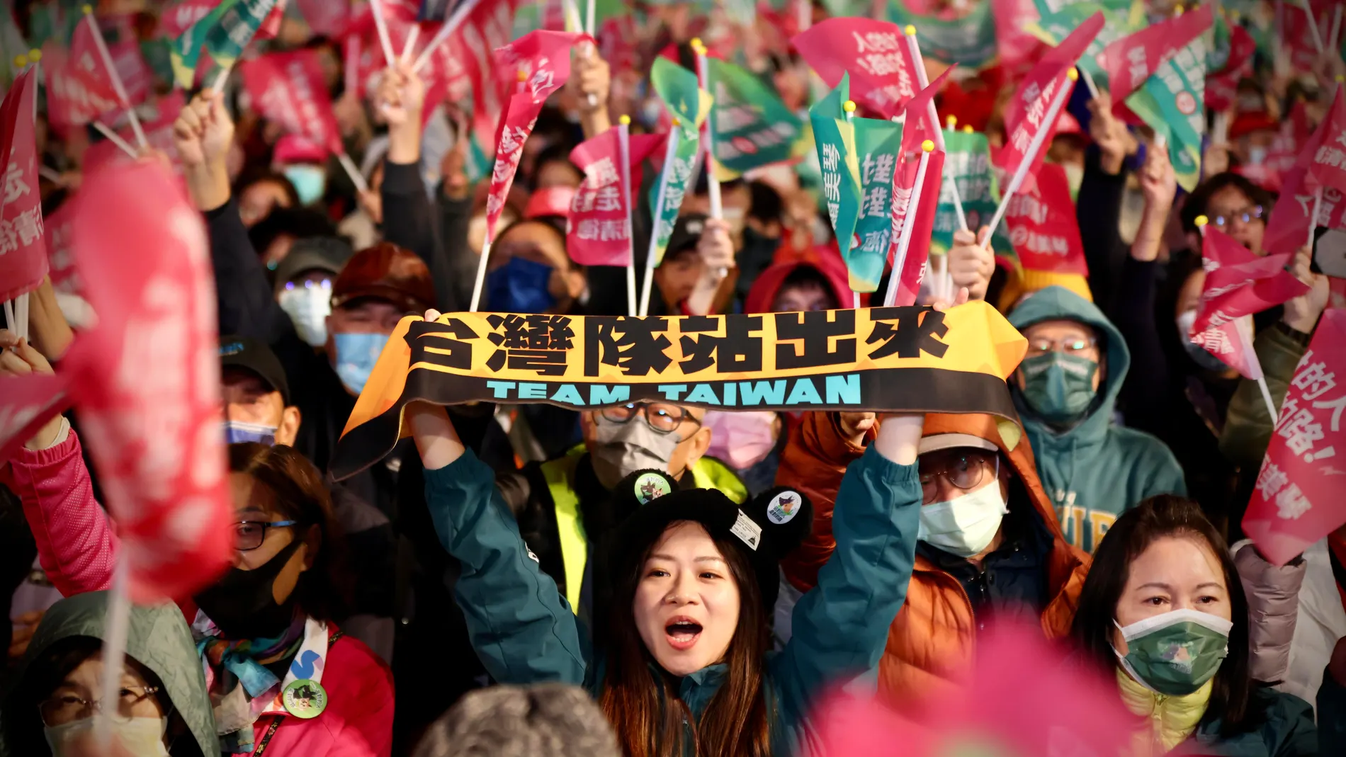 Taipei (Taiwan), 11/01/2024.- Supporters of Taiwanese Vice President and ruling Democratic Progressive Party presidential candidate for 2024 election William Lai (Lai Ching-te) and vice presidential candidate Hsiao Bi-khim, (both unseen) react during a campaign rally in front of the presidential building in Taipei, Taiwan, 11 January 2024. Taiwan's presidential election is scheduled to be held on 13 January 2024. (Elecciones) EFE/EPA/RITCHIE B. TONGO