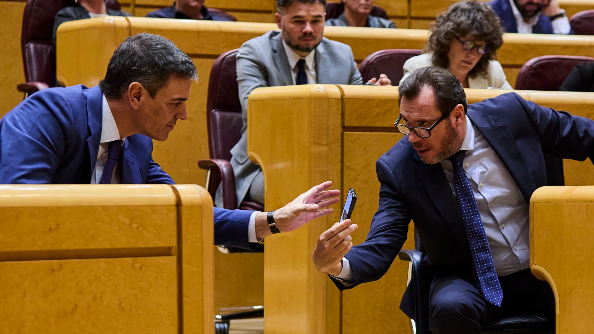 Pedro Sanchez y Oscar Lopez en el pleno del Congreso, reunido excepcionalmente en el Senado, debate la convalidación de tres decretos del Gobierno con medidas para amortiguar la crisis sin que todavía haya logrado los apoyos necesarios para sacarlos adelante, por lo que se prevé una negociación in extremis, especialmente con partidos como Junts. © Alberto R. Roldán / Diario La Razón. 10 01 2024