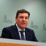 El consejero de Economía y Hacienda y portavoz de la Junta, Carlos Fernández Carriedo, atiende a la prensa tras el Consejo de Gobierno