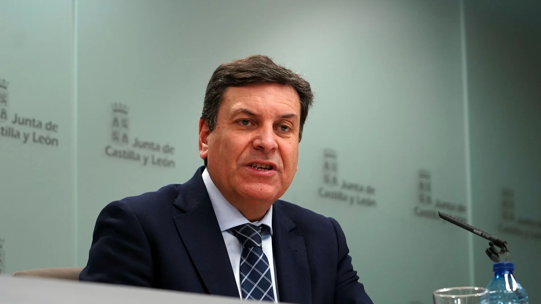 El consejero de Economía y Hacienda y portavoz de la Junta, Carlos Fernández Carriedo, atiende a la prensa tras el Consejo de Gobierno