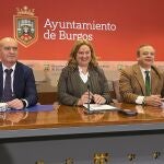 La alcaldesa de Burgos, Cristina Ayala, informa del borrador de presupuestos del Ayuntamiento de Burgos para 2024, acompañada del vicealcalde, Fernando Martínez Acitores, y el concejal de Hacienda, Ángel Manzanedo.