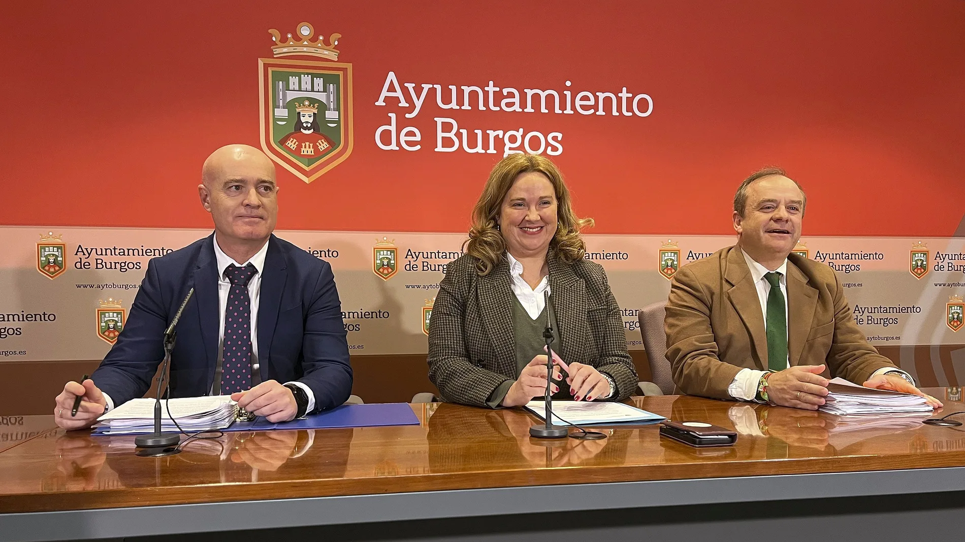 La alcaldesa de Burgos, Cristina Ayala, informa del borrador de presupuestos del Ayuntamiento de Burgos para 2024, acompañada del vicealcalde, Fernando Martínez Acitores, y el concejal de Hacienda, Ángel Manzanedo.