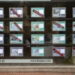 Carteles de alquiler de viviendas en una inmobiliaria. 