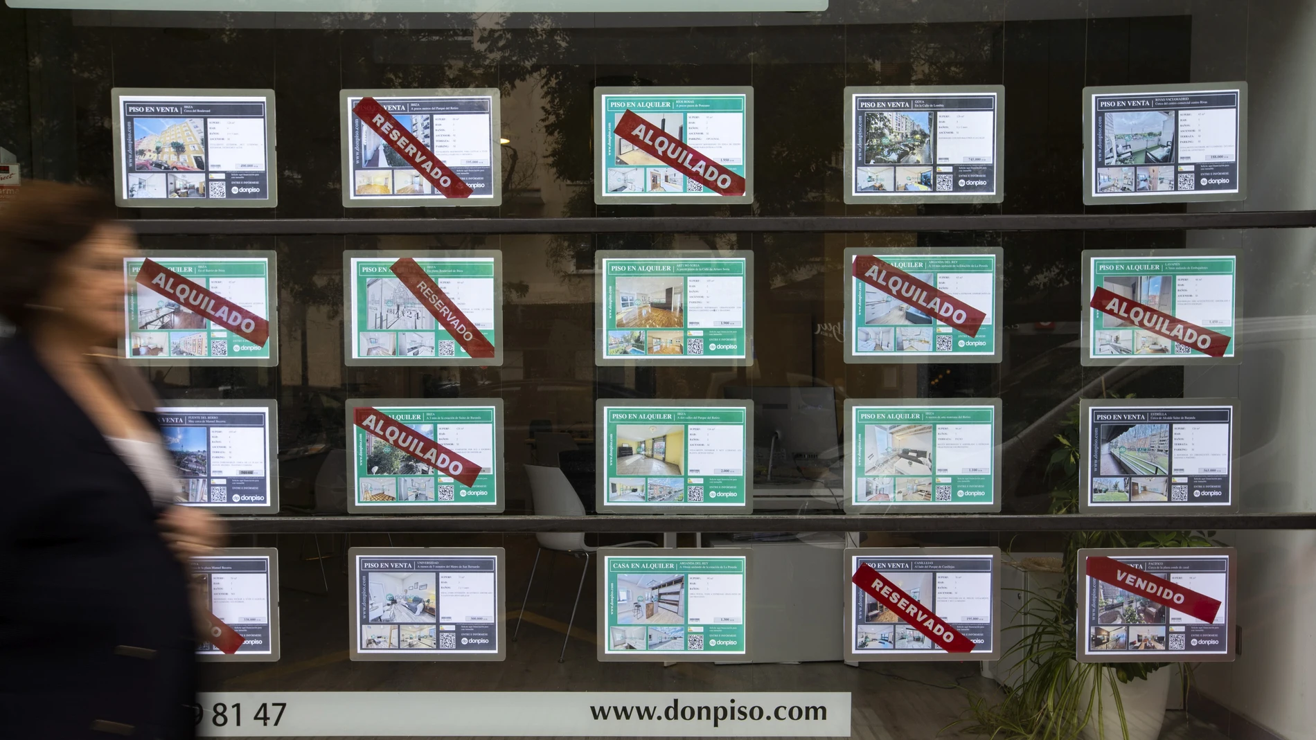 Carteles de alquiler de viviendas en una inmobiliaria.