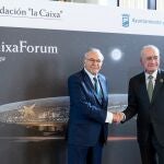 El presidente de Fundación La Caixa, Isidro Fainé, y el alcalde de Málaga, Francisco de la Torre, junto a la imagen del diseño de la cubierta de cerámica vidriada de colores cambiantes inspirados en la pintura de Sorolla y con forma de gota de agua que será el emblema del futuro CaixaForum de Málaga, y que abrirá en el segundo semestre de 2026 para convertirse en "el más singular" de estos centros de la Fundación La Caixa, este jueves en el Salón de los Espejos del Ayuntamiento malacitano. 
