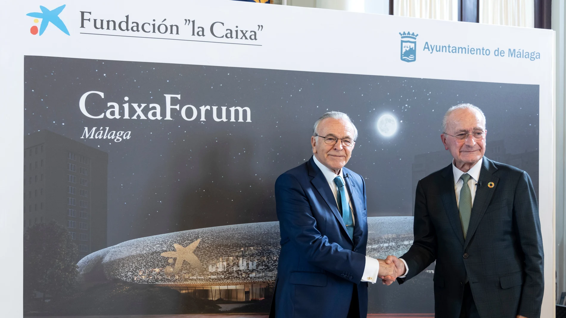 El presidente de Fundación La Caixa, Isidro Fainé, y el alcalde de Málaga, Francisco de la Torre, junto a la imagen del diseño de la cubierta de cerámica vidriada de colores cambiantes inspirados en la pintura de Sorolla y con forma de gota de agua que será el emblema del futuro CaixaForum de Málaga, y que abrirá en el segundo semestre de 2026 para convertirse en "el más singular" de estos centros de la Fundación La Caixa, este jueves en el Salón de los Espejos del Ayuntamiento malacitano.