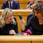 Yolanda Diaz y María Jesús Montero en el pleno del Congreso, reunido excepcionalmente en el Senado, debate la convalidación de tres decretos del Gobierno con medidas para amortiguar la crisis sin que todavía haya logrado los apoyos necesarios para sacarlos adelante, por lo que se prevé una negociación in extremis, especialmente con partidos como Junts.