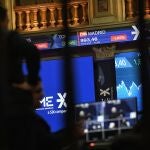 Economía/Bolsa.- El Ibex, al borde de los 10.100 puntos en la media sesión, con un nuevo golpe de Grifols (-10,5%)