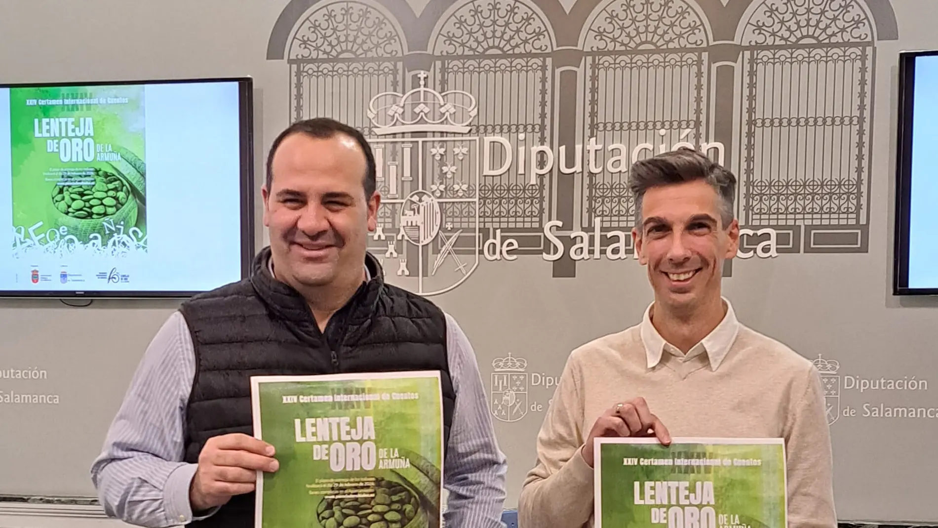 El diputado de cultura, David Mingo, y el alcalde de Parada de Rubiales, José María Cubillos, presentan el XXIV Certamen Internacional de Cuentos ‘Lenteja de Oro de La Armuña’