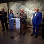 Pulido (centro) interviene en la inauguración de la exposición, junto a la comisaria y la coordinadora de la misma, el pintor (2º dcha), el rector de la UCO.