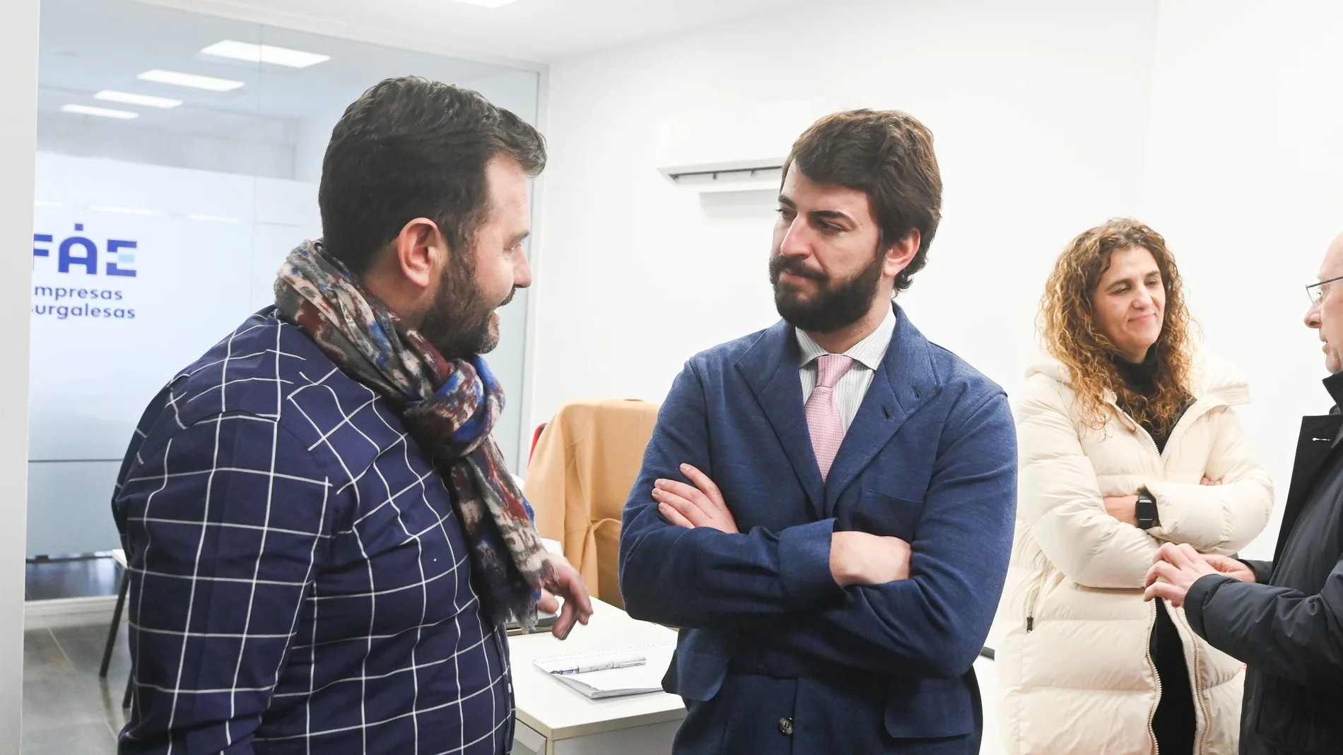 García-Gallardo durante su reunión con los miembros de la patronal de Miranda de Ebro