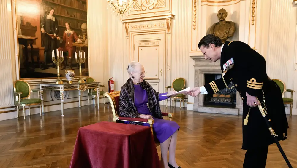 La Reina Margarita de Dinamarca recibe una lista de los destinatarios de medallas y órdenes durante una audiencia pública en el Castillo de Christiansborg en Copenhague, Dinamarca, este lunes. La Reina Margarita tuvo hoy su última tarea oficial como jefa de la casa real danesa.