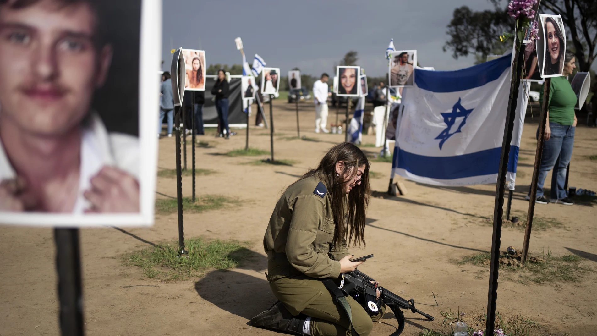 Un soldado israelí llora ante el monumento conmemorativo de un ser querido secuestrado el 7 de octubre en un ataque transfronterizo perpetrado por Hamás en el festival de música Nova en 2023