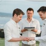 Sam Altman, creador de ChatGPT, casándose con su ahora marido, Oliver Mulherin