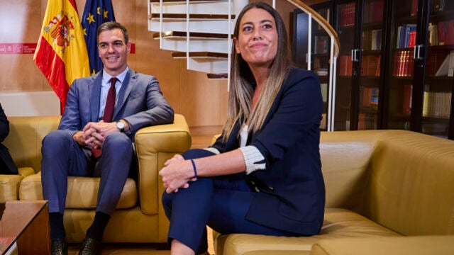 Pedro Sánchez, con la portavoz de Junts per Catalunya en el Congreso, Míriam Nogueras