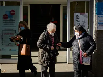 Ambiente en los centros de salud de la capital el día en el que todas las comunidades autónomas salvo Cataluña rechazan exigir de nuevo la mascarilla obligatoria en centros de salud y hospitales como quería el ministerio de Sanidad. Ambiente en los centros de salud de la capital el día en el que todas las comunidades autónomas salvo Cataluña rechazan exigir de nuevo la mascarilla obligatoria en centros de salud y hospitales como quería el ministerio de Sanidad.