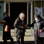 Ambiente en los centros de salud de la capital el día en el que todas las comunidades autónomas salvo Cataluña rechazan exigir de nuevo la mascarilla obligatoria en centros de salud y hospitales como quería el ministerio de Sanidad.