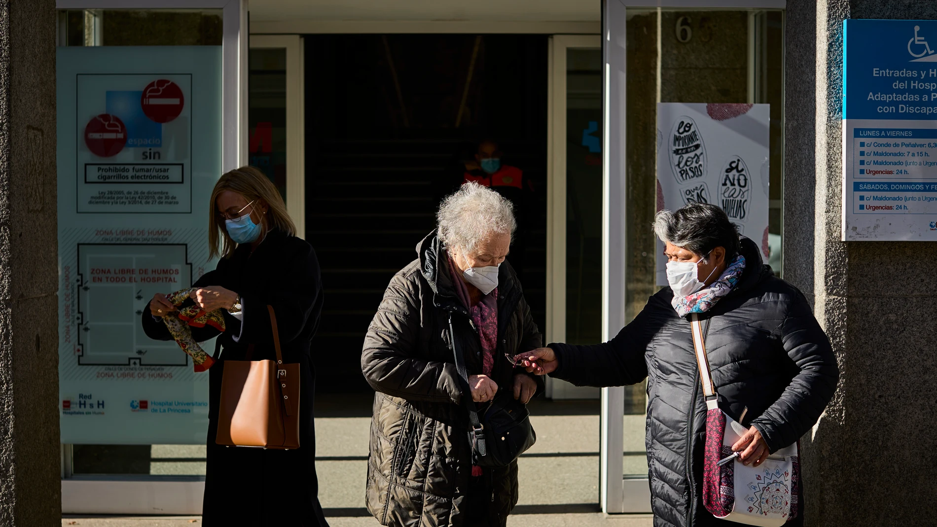 Ambiente en los centros de salud de la capital el día en el que todas las comunidades autónomas salvo Cataluña rechazan exigir de nuevo la mascarilla obligatoria en centros de salud y hospitales como quería el ministerio de Sanidad.