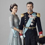 La casa real de Dinamarca ya ha publicado el retrato oficial de los príncipes Federico y Mary.