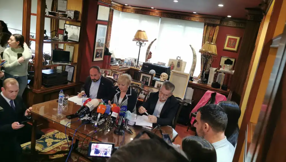 Carmen Balfagón escoltada por Marcos García Montes y Ramon Chippirrás